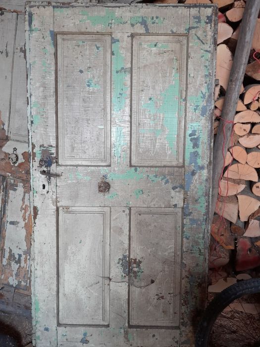 Usa veche, masiva, glisanta