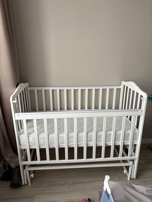 Продам детскую кроватку с маятником