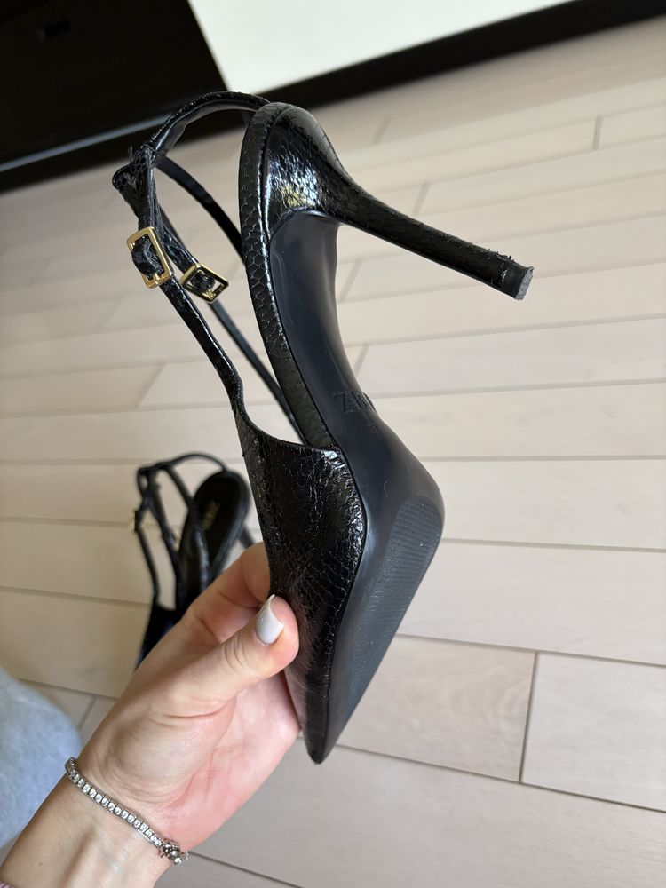 Черни обувки на ток Zara