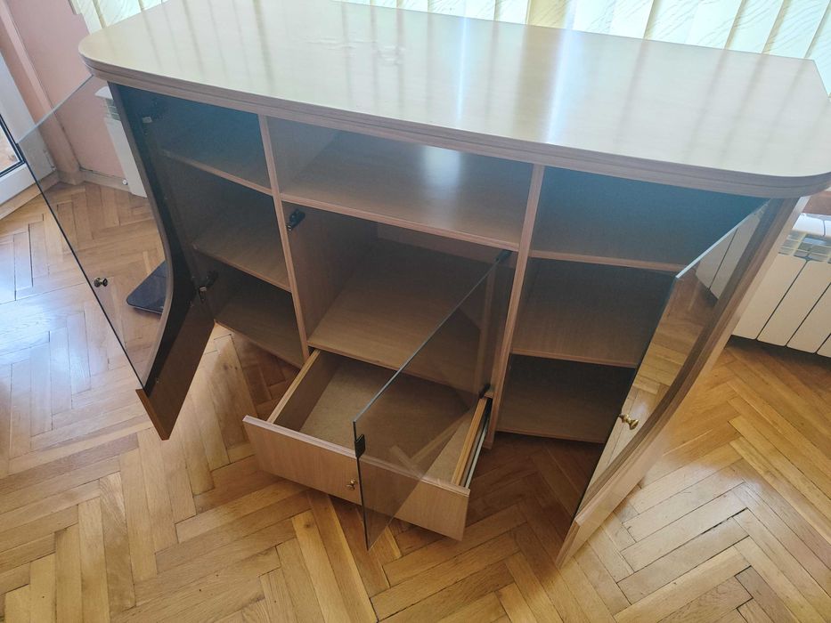 Продавам шкаф със стъклени витрини подходящ за хол, TV и др.
