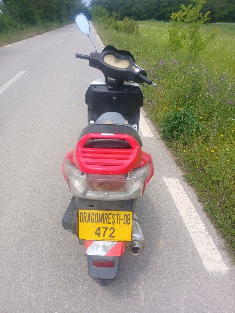 De vânzare  scutere