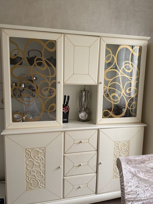 Шкаф кухонный для сервиса и посуд