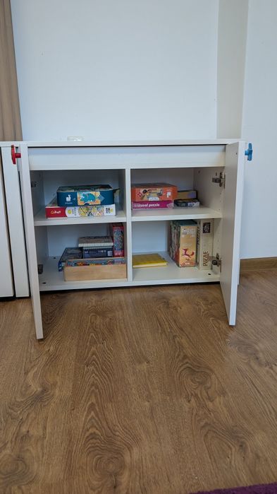 Бюро с контейнер за съхранение