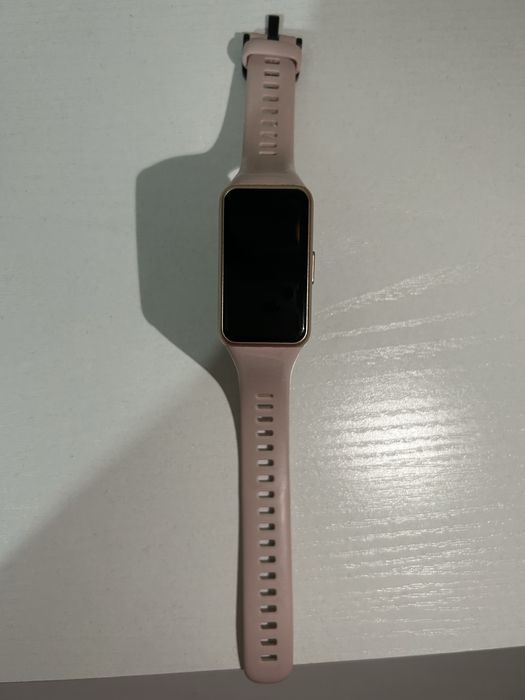 Продам смарт часы huawei band 6