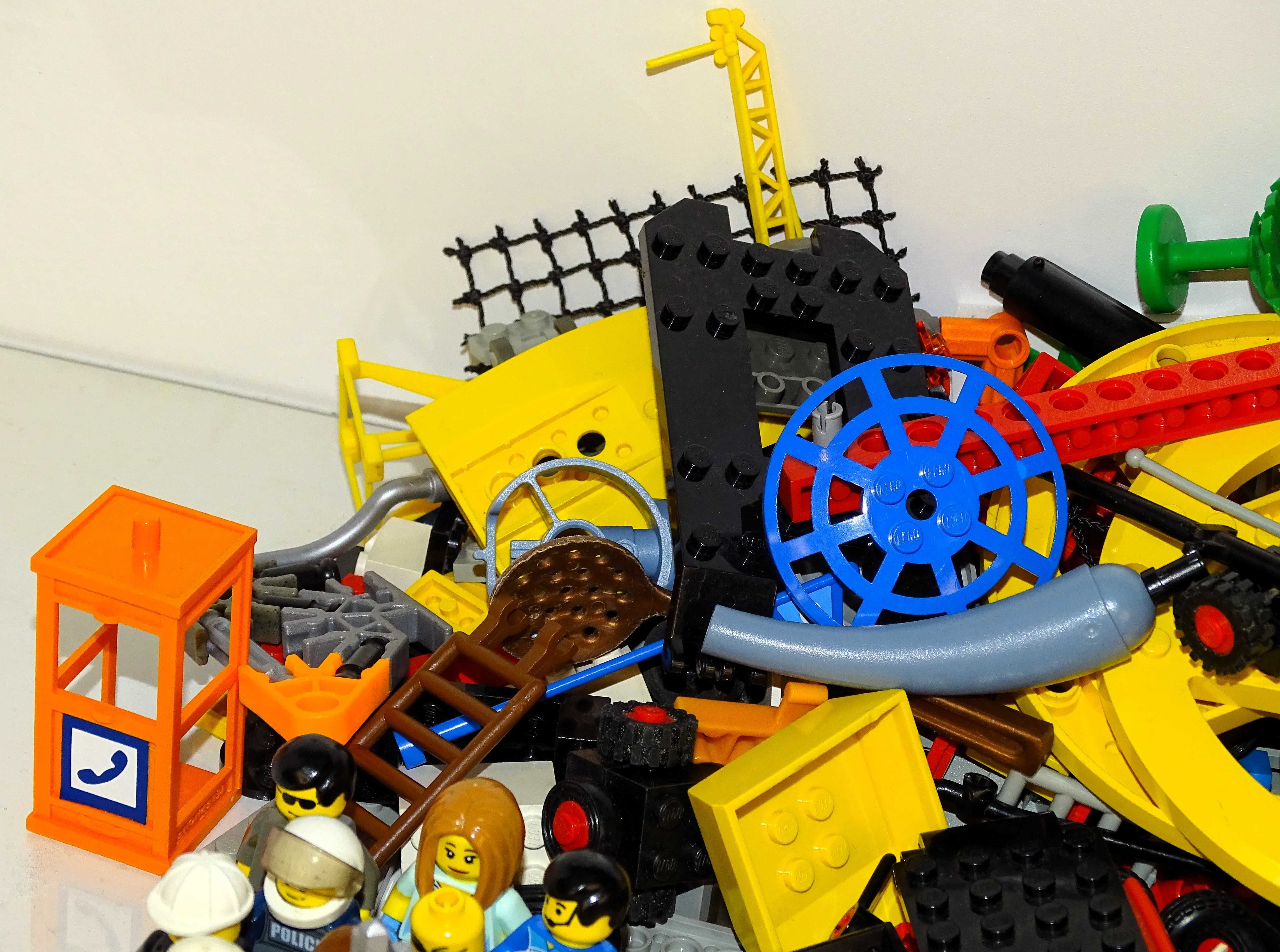 40 бр. Лего (LEGO) човечета и различни части от стари конструктори