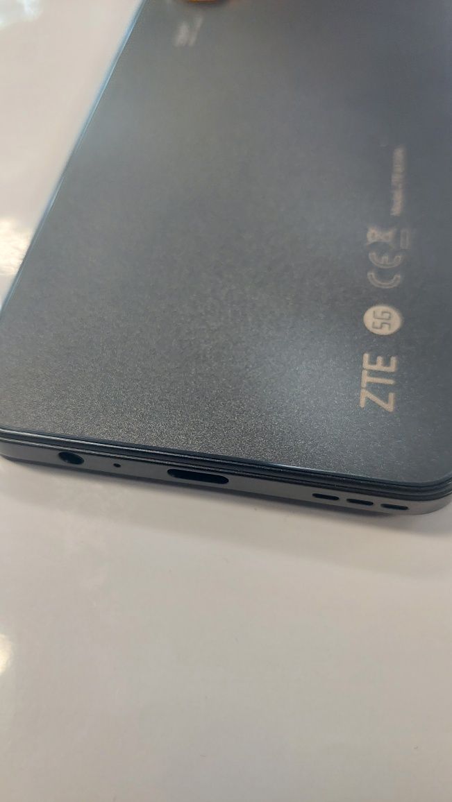 ZTE   Blade  V50