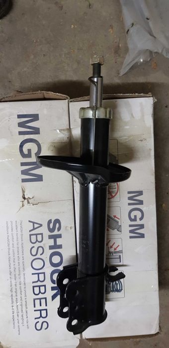 Задние стойки амортизатора Mazda 626 Cronos,новые 2шт.Цена за пару.