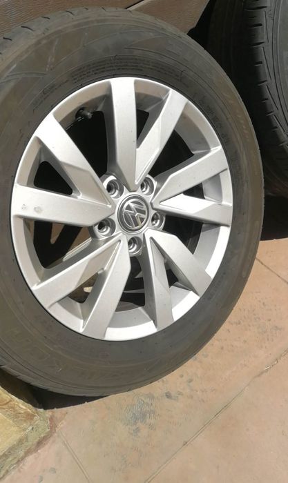 Vând 4 genți cu tot cu cauciucuri de vara bune au prindere de 5×12