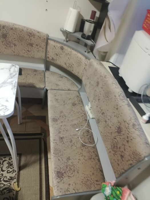 Продам  кухонный уголовой диванчик со столом