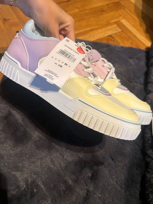 Обувки с етикет чисто нови