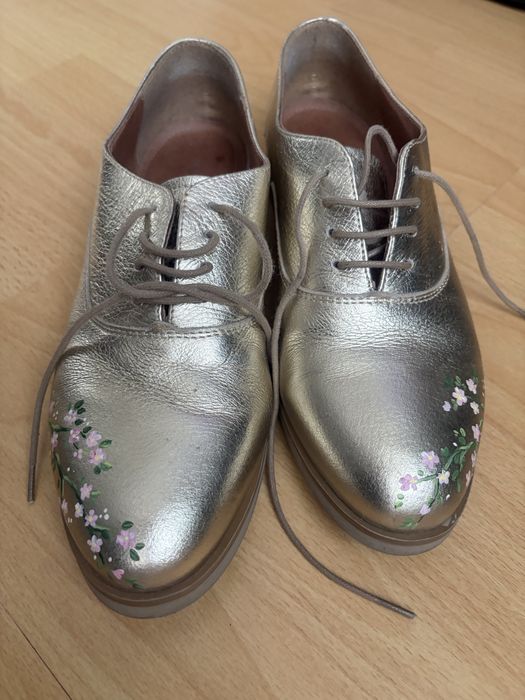 Pantofi aurii cu siret