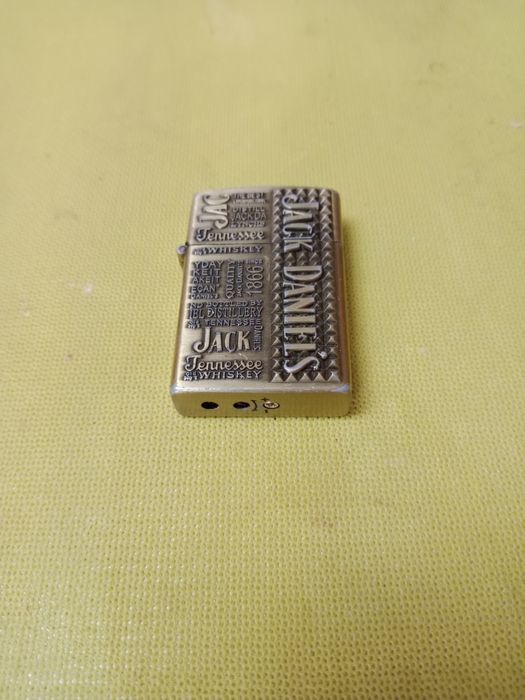 Продам 2 пары  зажигалки zippo,Honest
