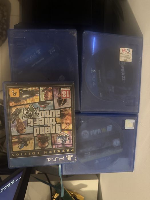 PS4 Fat cu sigilii 2 controller originale V2 isi face treaba inca