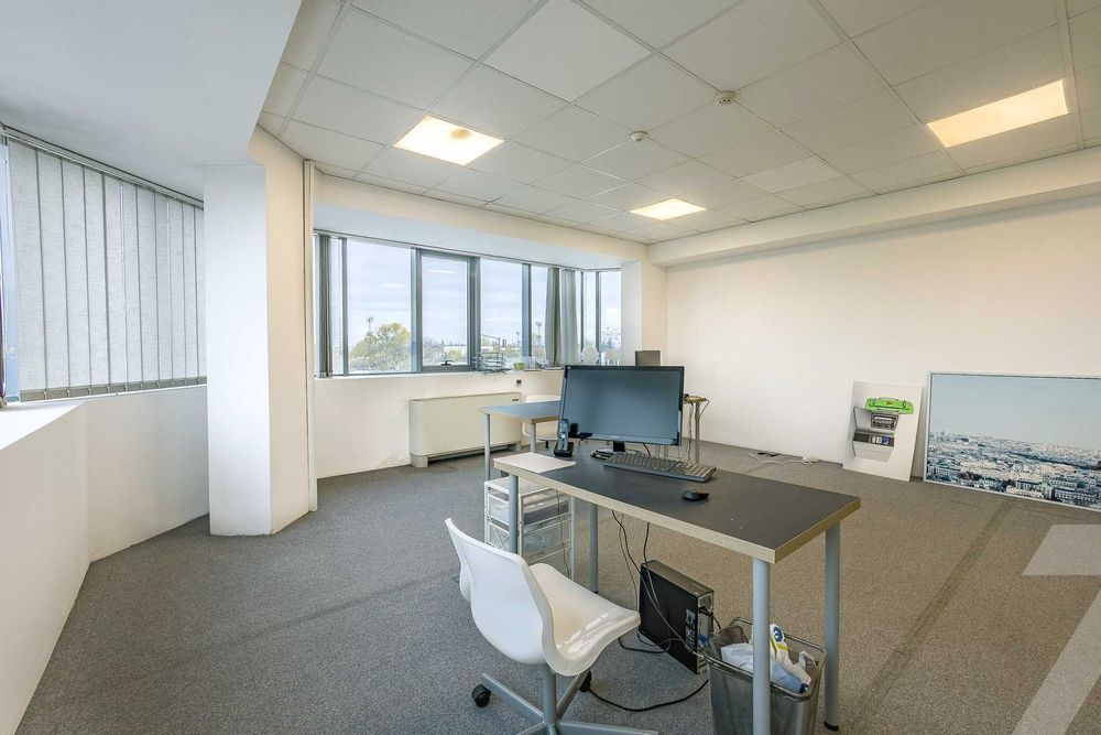 Дава под наем просторен офис в ж. к. Хаджи Димитър