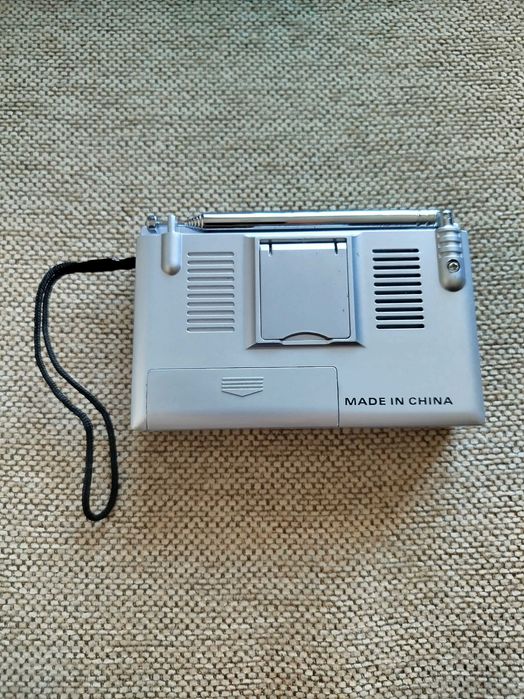 Radio AM/FM, Smart cu ceas si alarma, cu 2 baterii AA