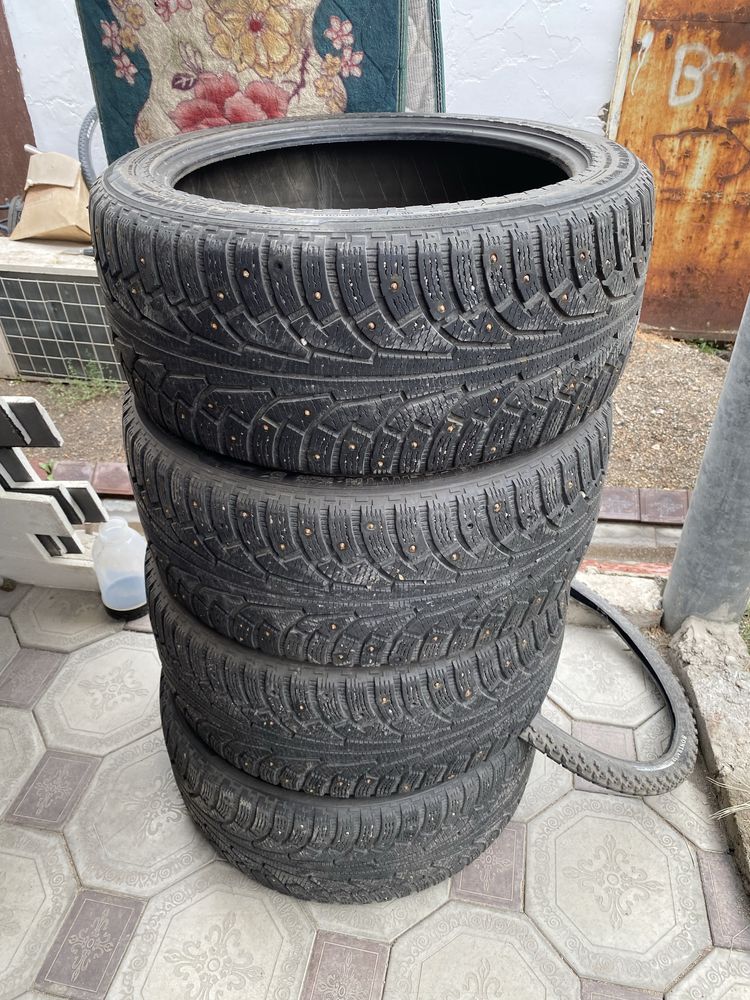 Nokian шины в отличном состояние с шипами