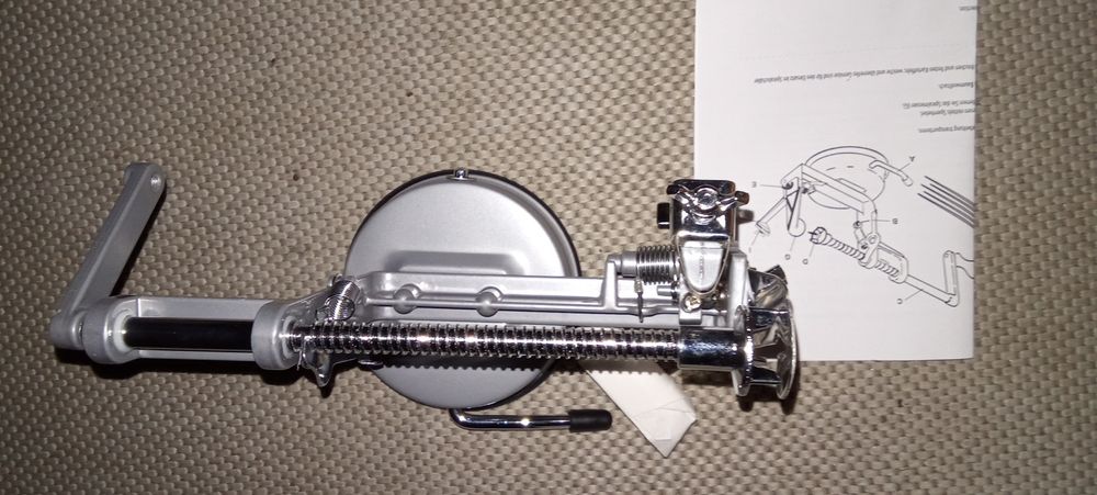 Vând mașina de curățat și spiralat cartofi