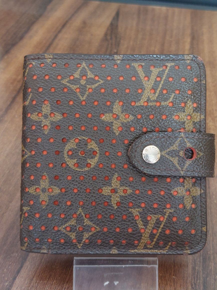 Оригинално Louis Vuitton Limited Edition Perforated Zippy Wallet