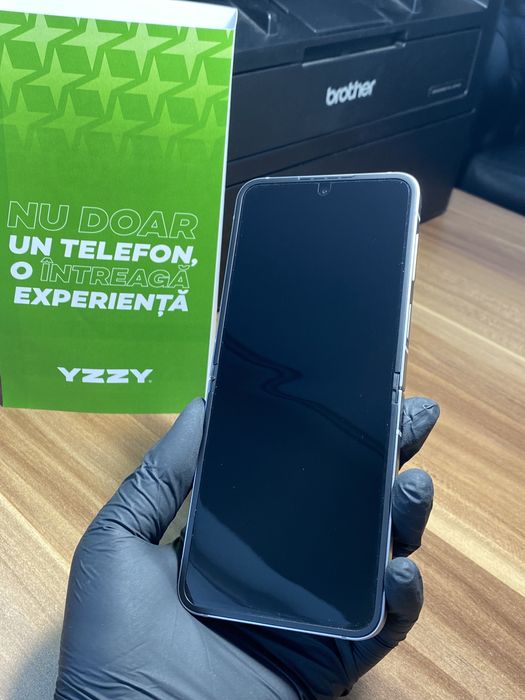 Samsung Galaxy Z Flip6 / Garanție 12 luni / 256 Gb / Nou desigilat