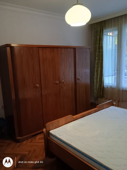 Под наем 3 стаен, София, кв. Изток, 100 кв.м. обзаведен, партер