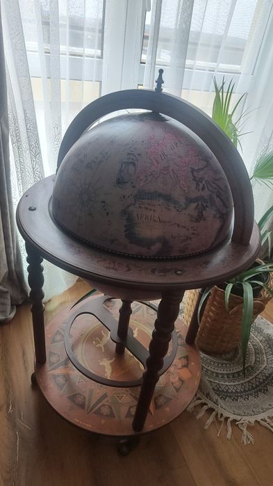 Globe bar foarte puțin utilizat