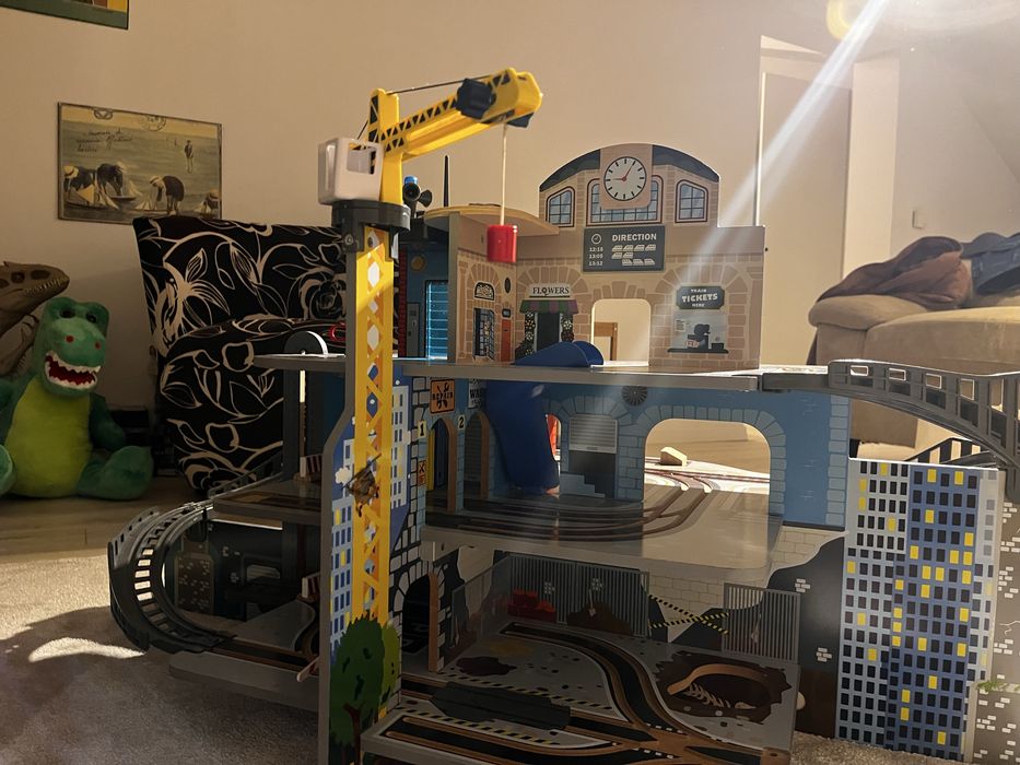 Oras din lemn pe nivele cu accesoriile incluse - inclusiv jucarii