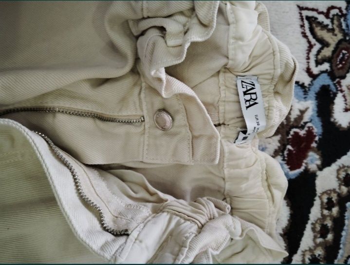 ZARA белые джинсы