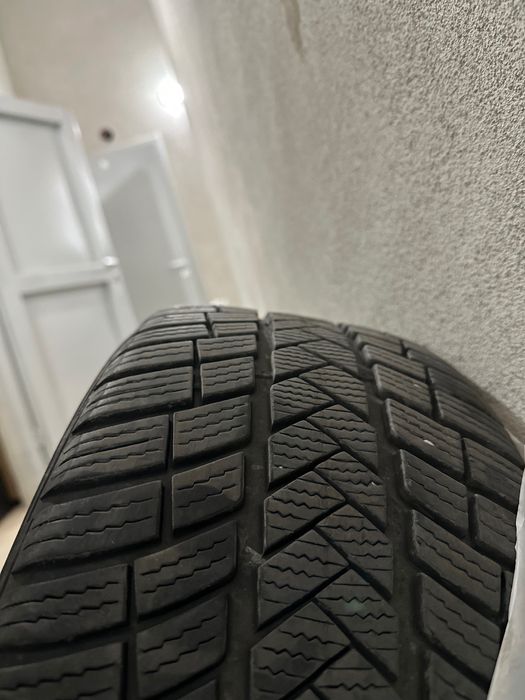 Джанти Ronal R57 Matt Black обути с Vredestein DOT: 023