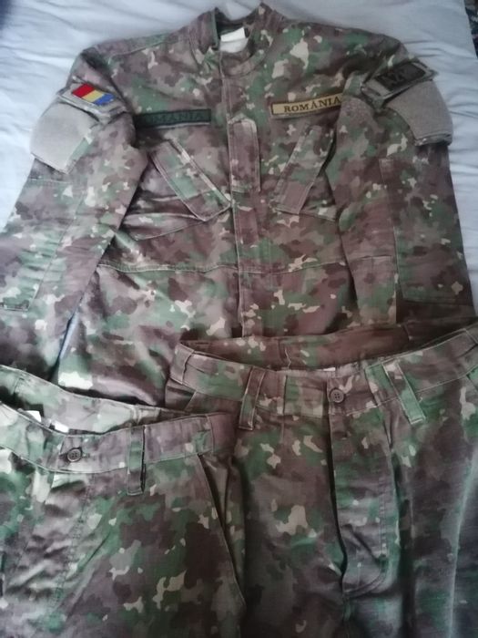 Pantaloni militari
