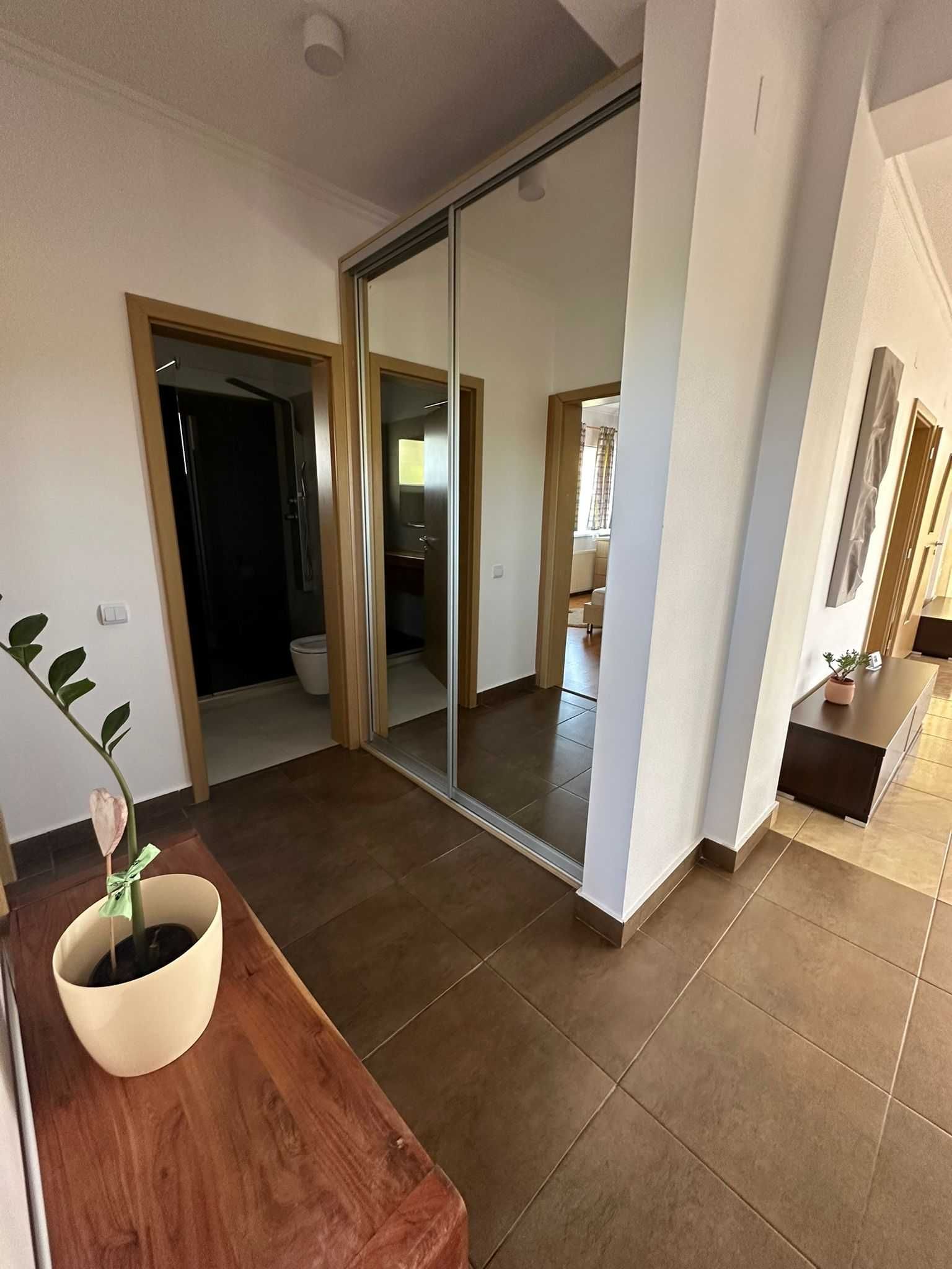 Închiriez ap. 100 mp în Făget (hotel Stil), 3 camere, parcare, gradină
