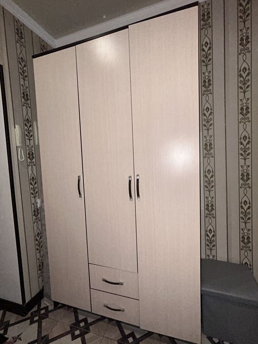 Срочно продам шкаф трехдверный