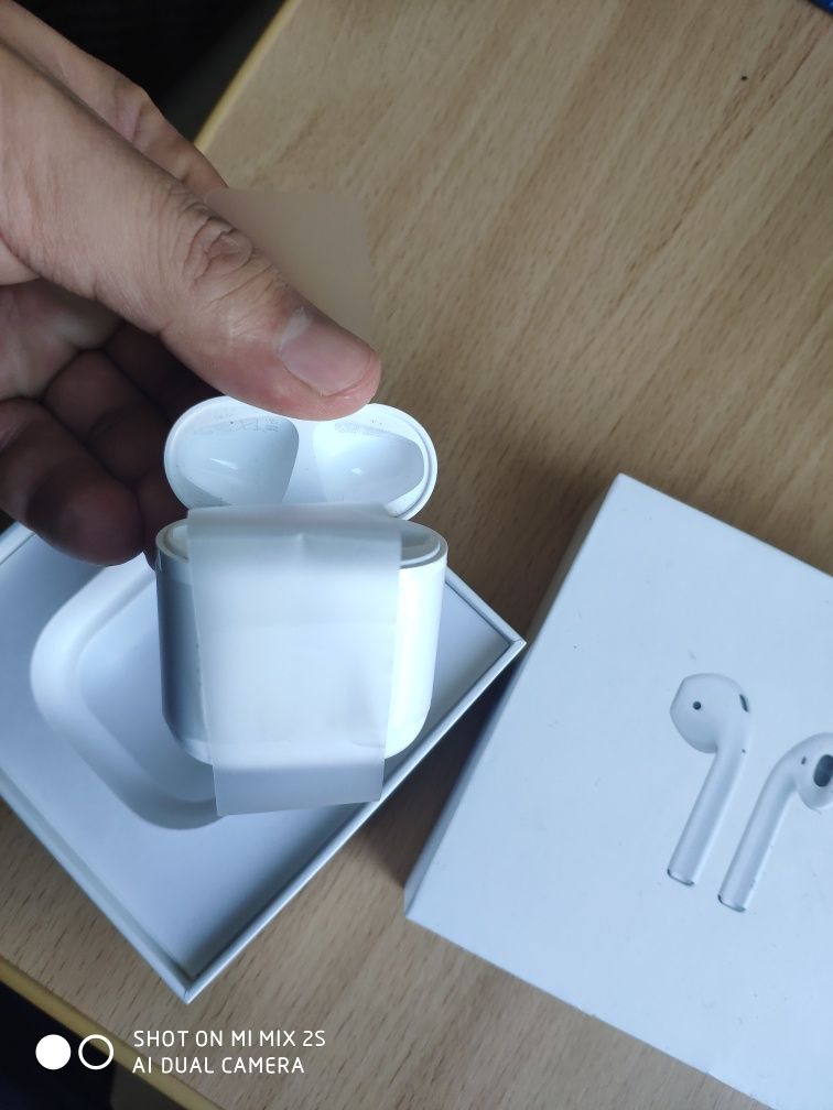 Продам оригинал кейс airpods 2