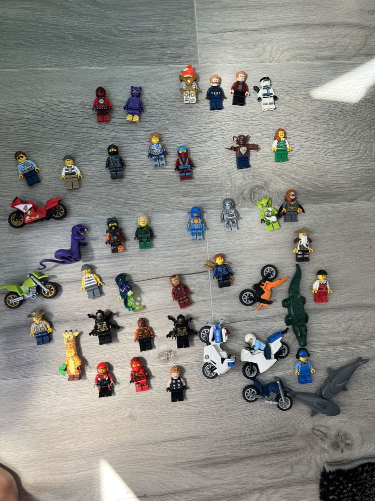Vand minifigurine si accesorii LEGO
