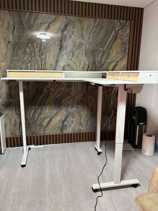 Регулируемо електрическо бюро