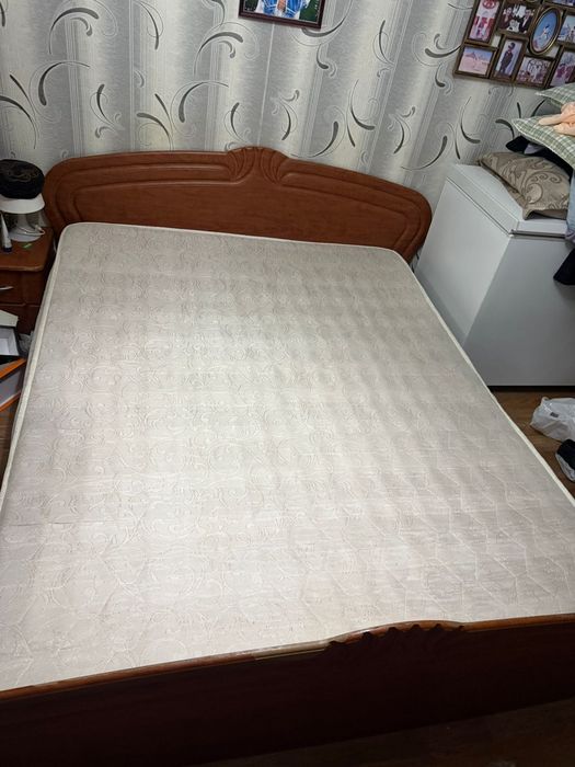 Продам срочнр кровать с матрасам