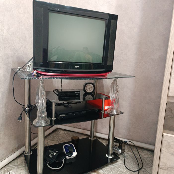 Продам телевизор с подставкой