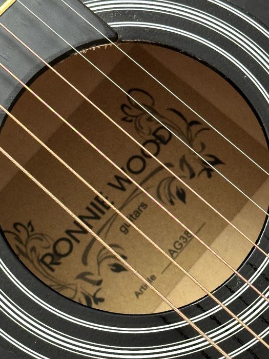 Гитара б/у в хорошем состоянии в комплекте каподастр и струны