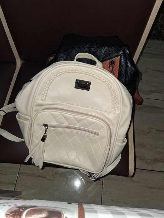 Vând 2 rucsacuri de dama