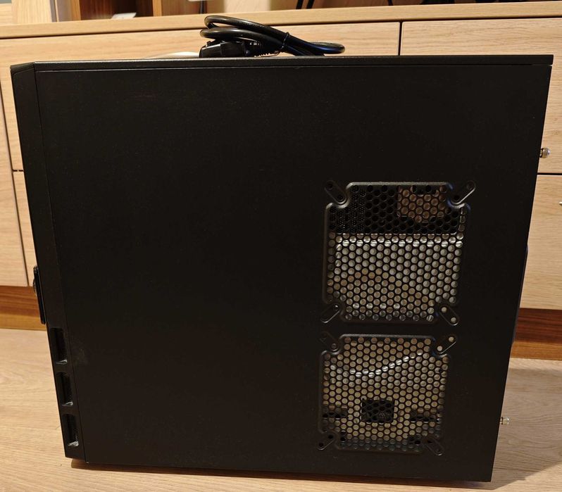 Продавам астолен компютър