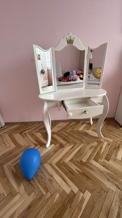 Детска тоалетка за гримиране