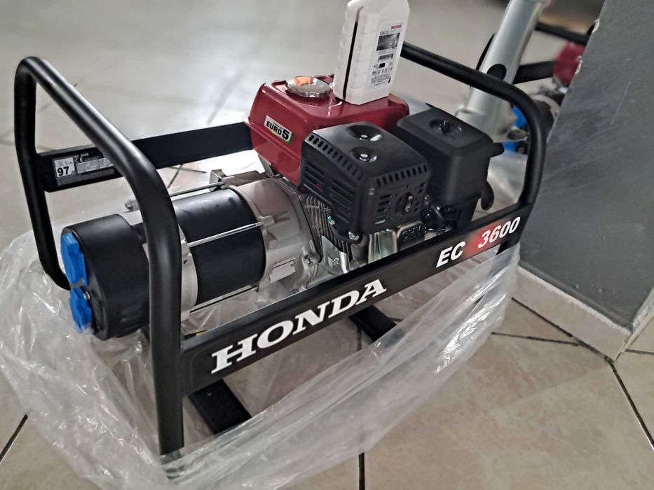 Vând Generatoare Honda
