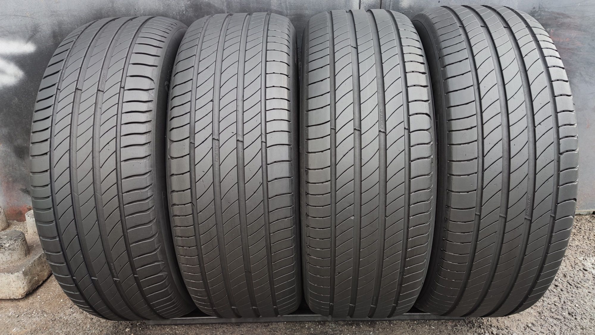 4бр. летни гуми 215/55/17 Michelin Primacy 4 
dot23
6.8mm
Много добро