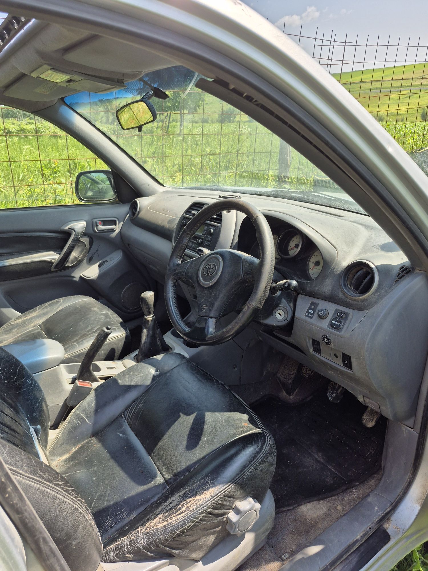 Dezmembrez toyota rav 4