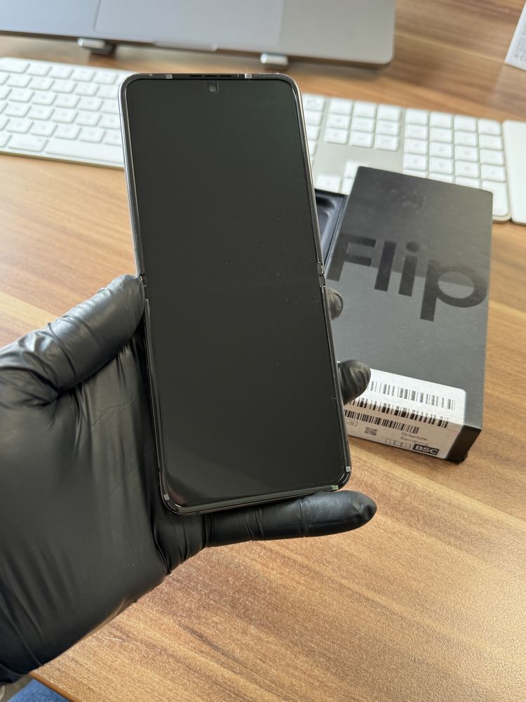 Samsung Galaxy Z Flip4 / Black / Impecabil |