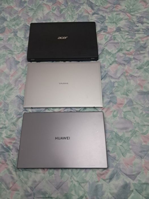 Vind trei laptop la un preț  convenabil