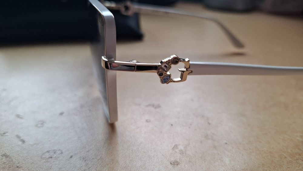 Бели очила Guess