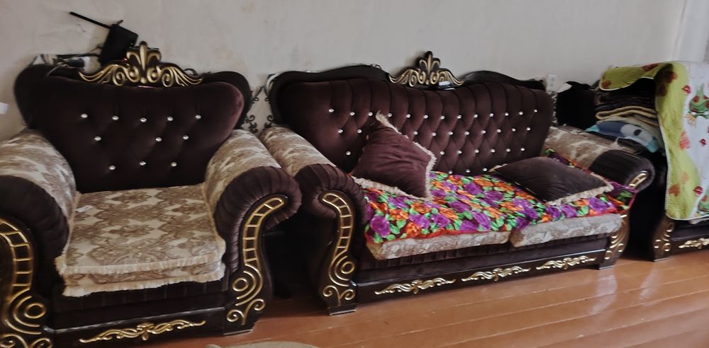 Диван с двумя креслами