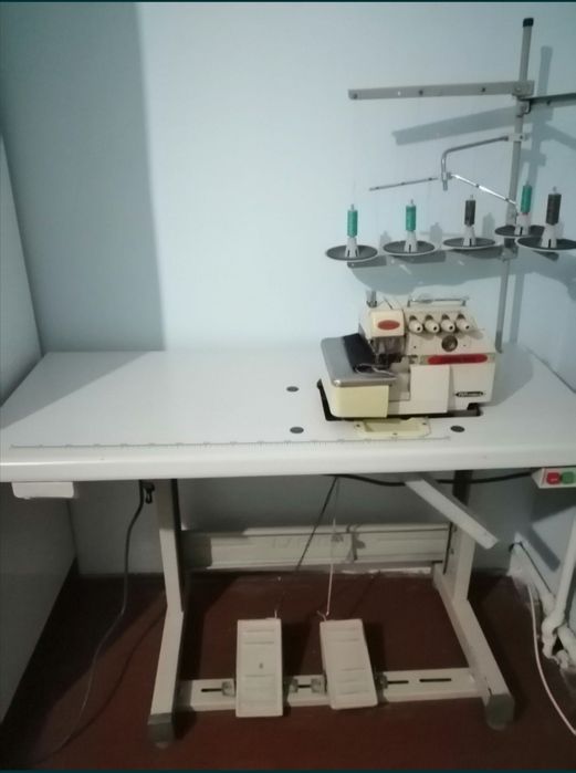 Швейная машинка, пятинитка