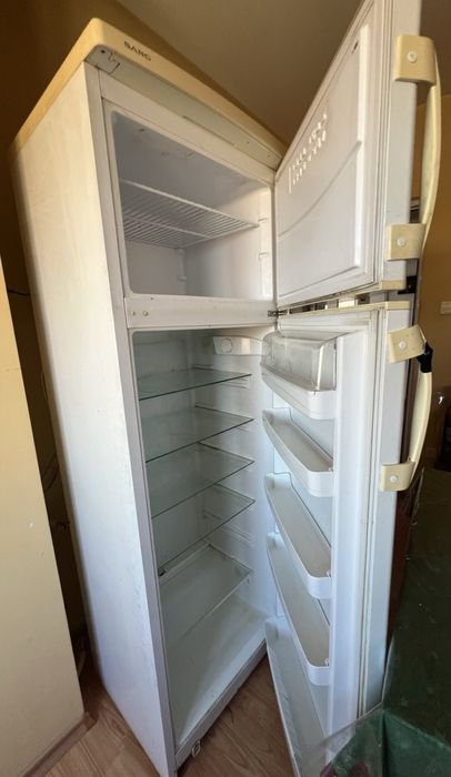 Стар хладилник с фризер Sang