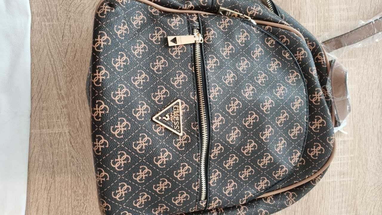 Нова дамска раница GUESS Manhattan